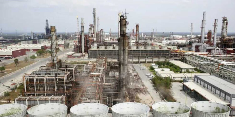 Transporte y electricidad contaminan significativamente más que refinerías de Pemex