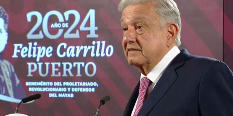 Producción de gasolinas ha aumentado por menor exportación de crudo y reconfiguración de refinerías: AMLO