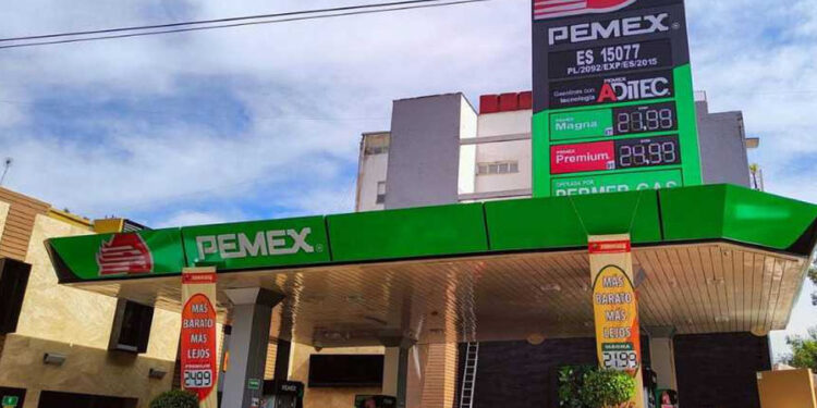 Tanque lleno: 4 de cada 10 mexicanos prefieren cargar en gasolineras de Pemex