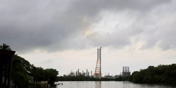 Pemex busca más acuerdos para importar gasolina ante retrasos en Dos Bocas