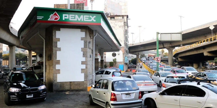 Están adulterados, tres de cada 10 litros de gasolina que se venden en México